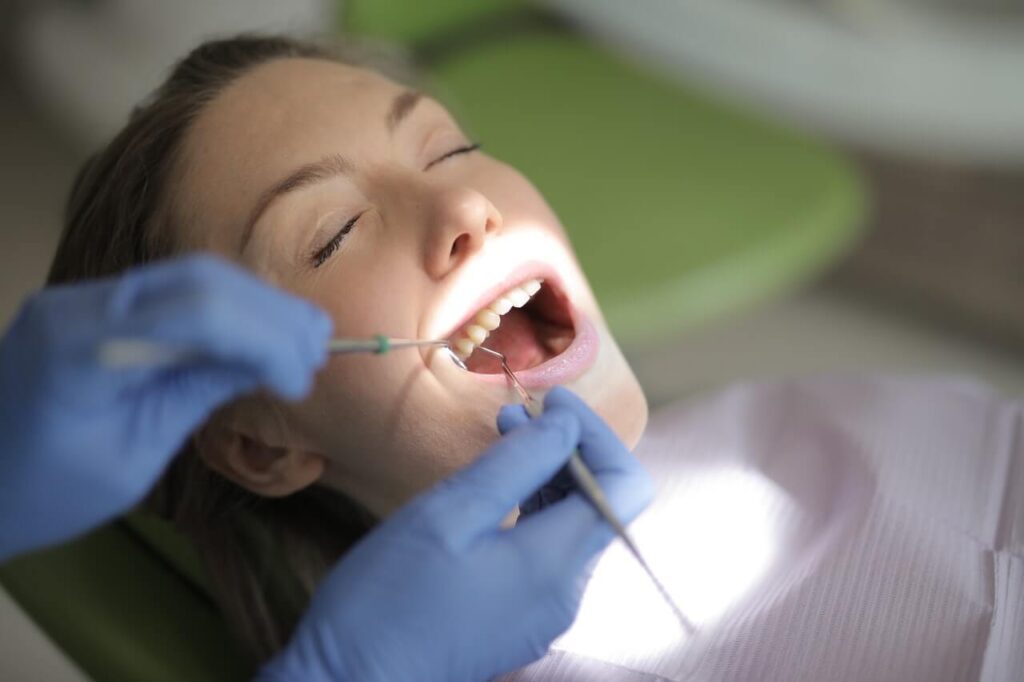 Jak wyprostować jeden krzywy ząb?